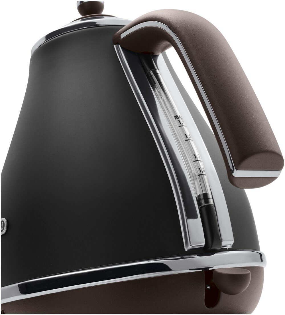 Czarny i brązowy czajnik elektryczny. Wskaźnik poziomu wody znajduje się z boku.