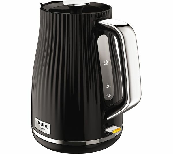 Czarny czajnik elektryczny ze srebrnym uchwytem i skalą pomiarową. Stoi na białej powierzchni.