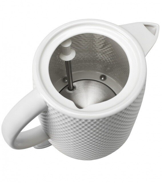 Biały czajnik ceramiczny, widok z góry, z wewnętrznym metalowym elementem i uchwytem.