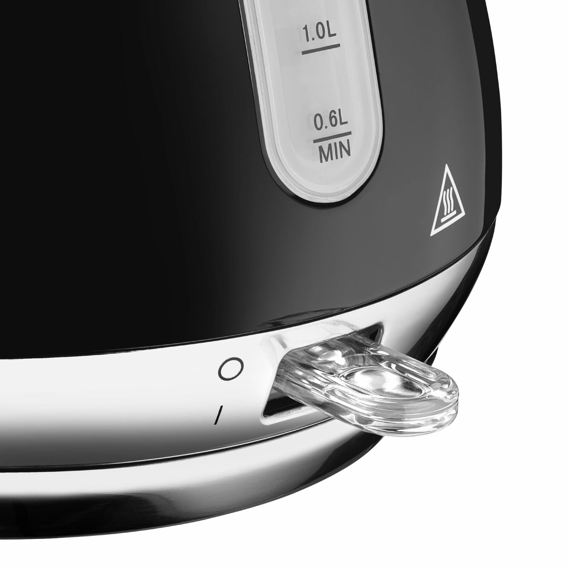 Zbliżenie czarnego czajnika elektrycznego z przezroczystym przyciskiem zasilania.