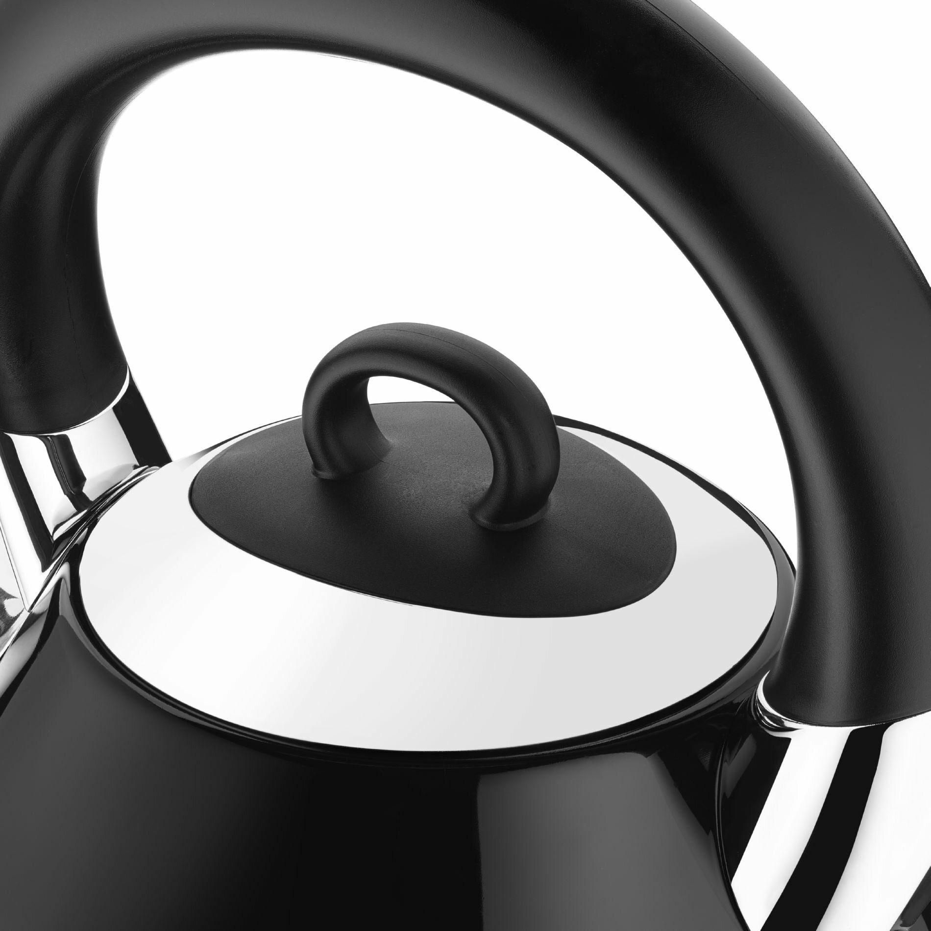 Zbliżenie czajnika w kolorze czarnym z czarnym uchwytem i srebrnym obramowaniem.