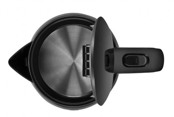 Widok z góry na czarny czajnik z otwartą pokrywą. Wewnątrz znajduje się element grzejny.