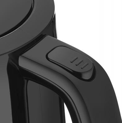 Zbliżenie czarnego uchwytu czajnika z przyciskiem z trzema teksturowanymi paskami.