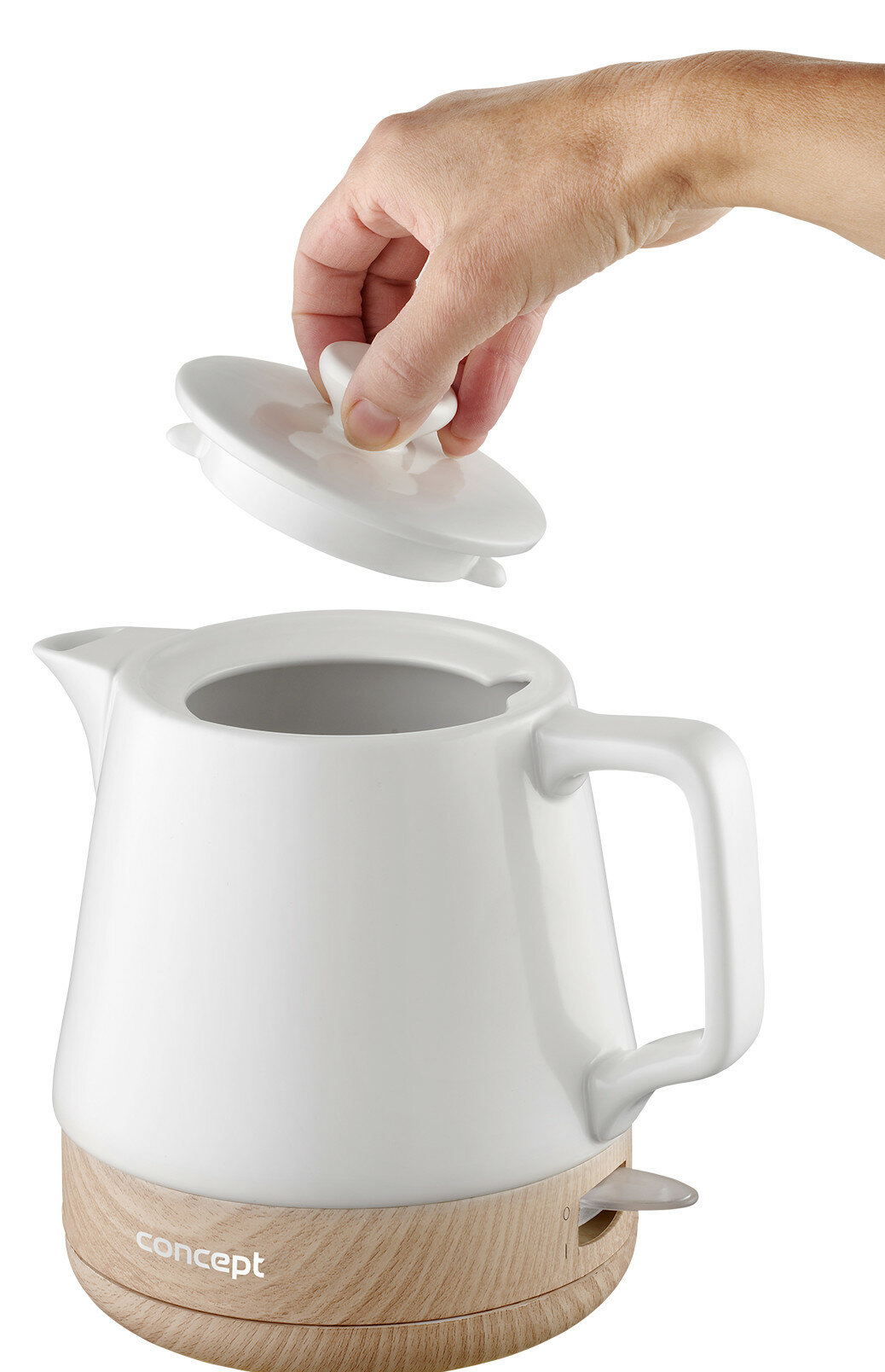 Biały czajnik z drewnianą podstawą i ręką nakładającą pokrywkę.