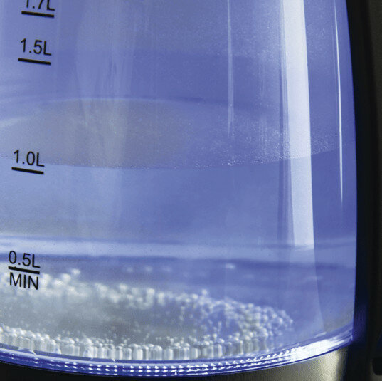 Szklany czajnik z wodą w środku, oznaczenia poziomu i białe bąbelki.