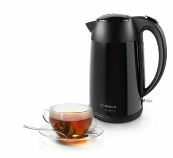 Czarny czajnik elektryczny i filiżanka herbaty na białym tle.