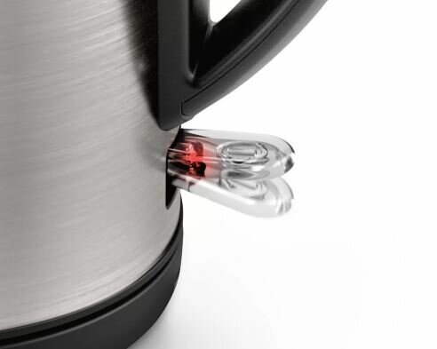 Czajnik elektryczny ze stali nierdzewnej z podświetlanym czerwonym przyciskiem. Białe tło.