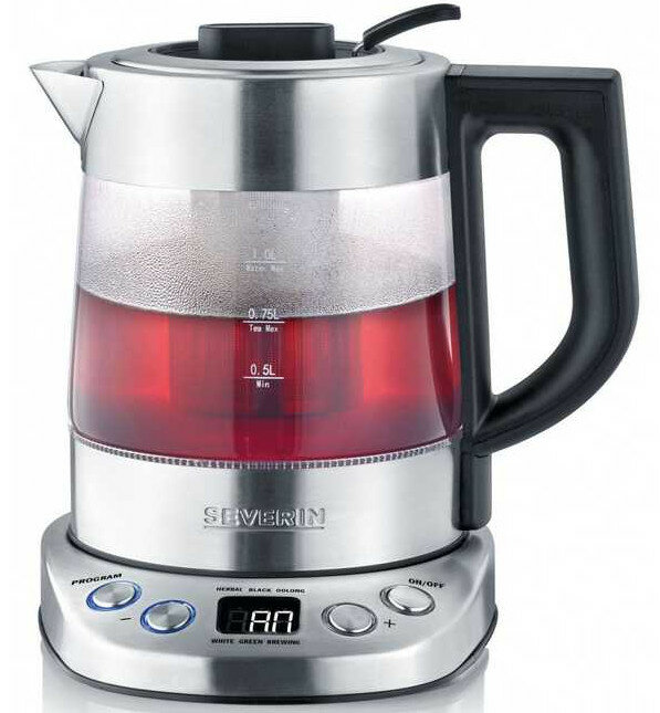 Srebrny i szklany czajnik elektryczny z czerwoną cieczą w środku.