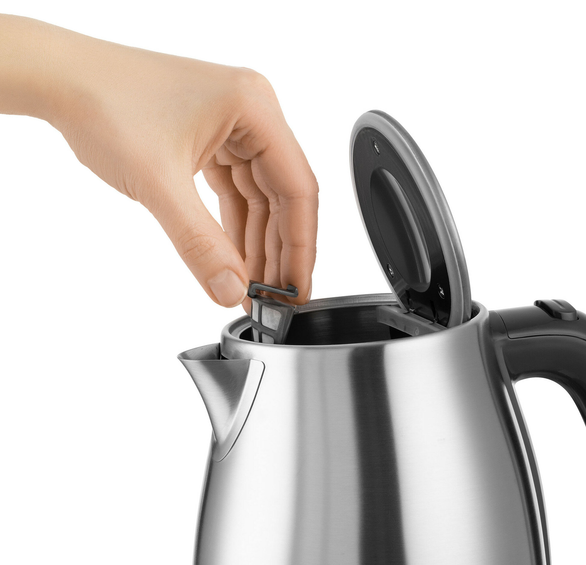 Dłoń wyjmująca filtr z czajnika ze stali nierdzewnej.