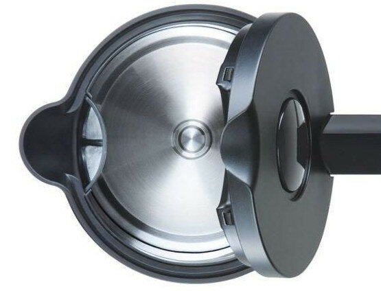 Zbliżenie wnętrza czarnego czajnika, pokazujące wnętrze ze stali nierdzewnej.