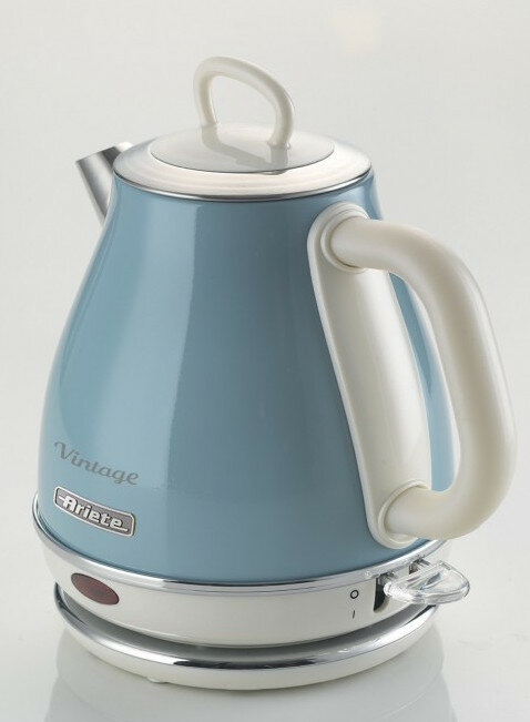 Jasnoniebieski czajnik w stylu vintage z białym uchwytem i podstawą. Ariete vintage z boku.