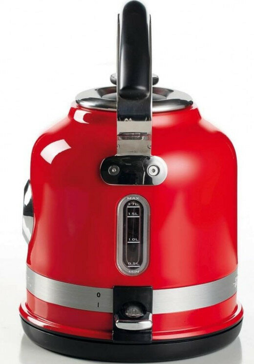 Czerwony czajnik elektryczny ze srebrną podstawą i czarnym uchwytem.