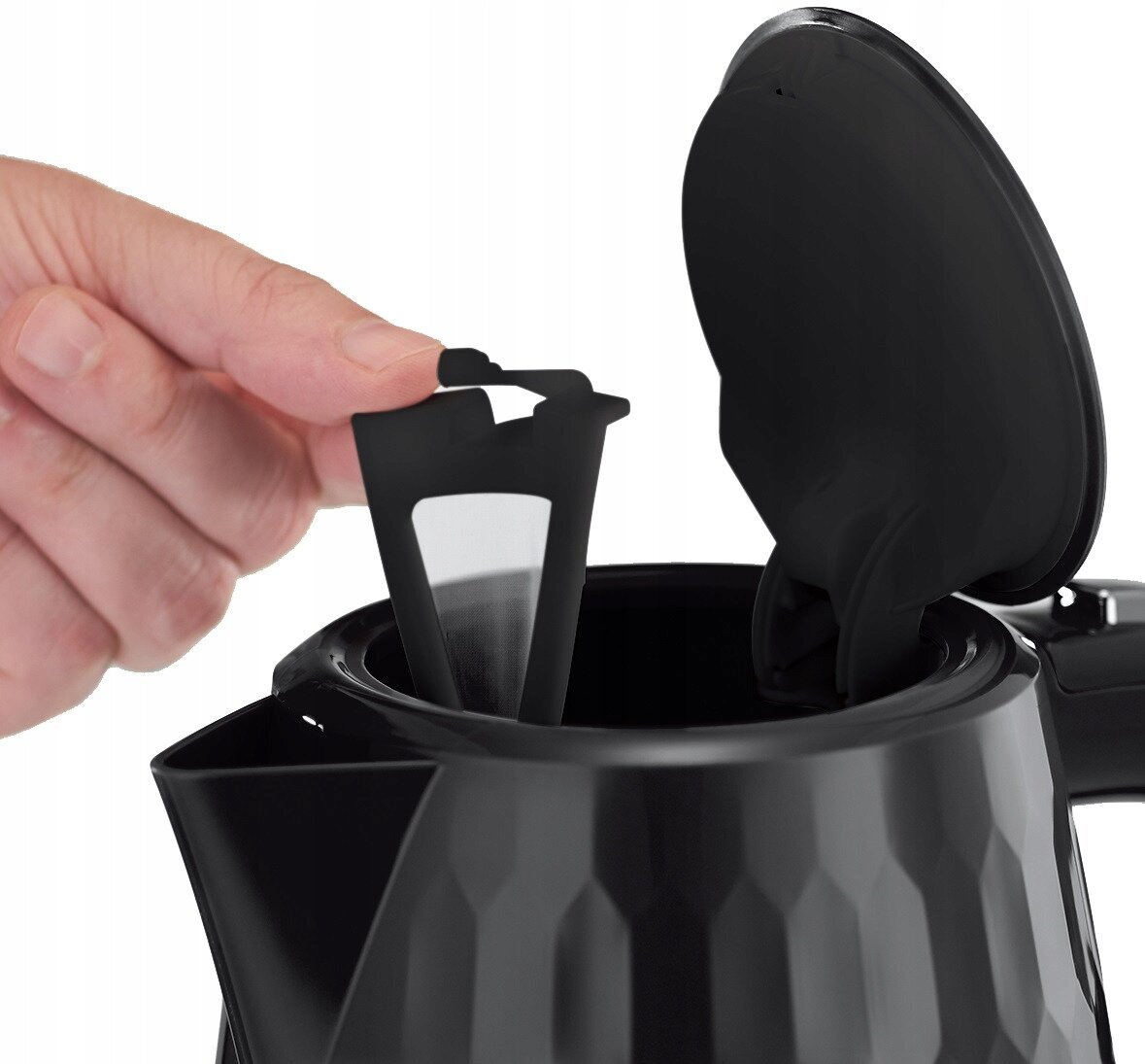 Tył czarnego odbiornika AV Pioneer z różnymi portami i etykietami. Widoczne srebrne nóżki.