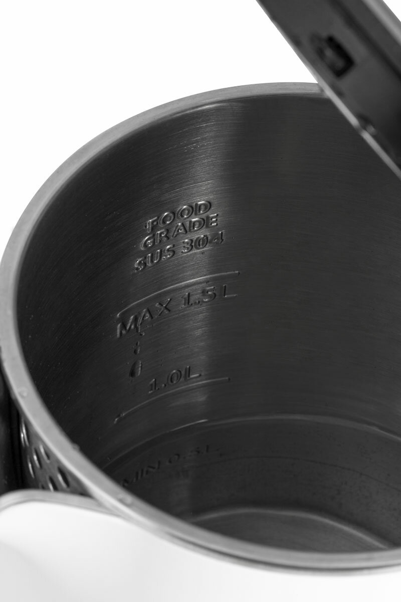 Wnętrze czajnika elektrycznego ze stali nierdzewnej.