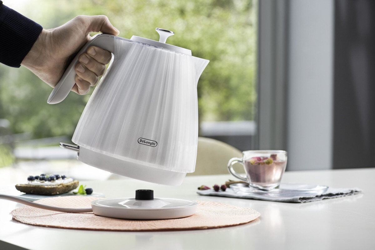 Czajnik elektryczny DE LONGHI Ballerina KBD2001.W