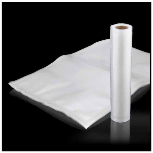 Eine Rolle Vakuumbeutel und ein versiegelter weißer Beutel auf schwarzem Hintergrund.