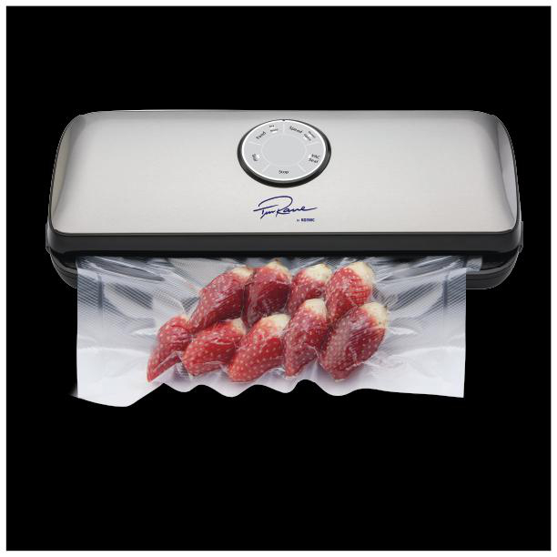 Ein silberner Vakuumierer versiegelt einen durchsichtigen Beutel mit Erdbeeren. Der Versiegler hat ein Rad.