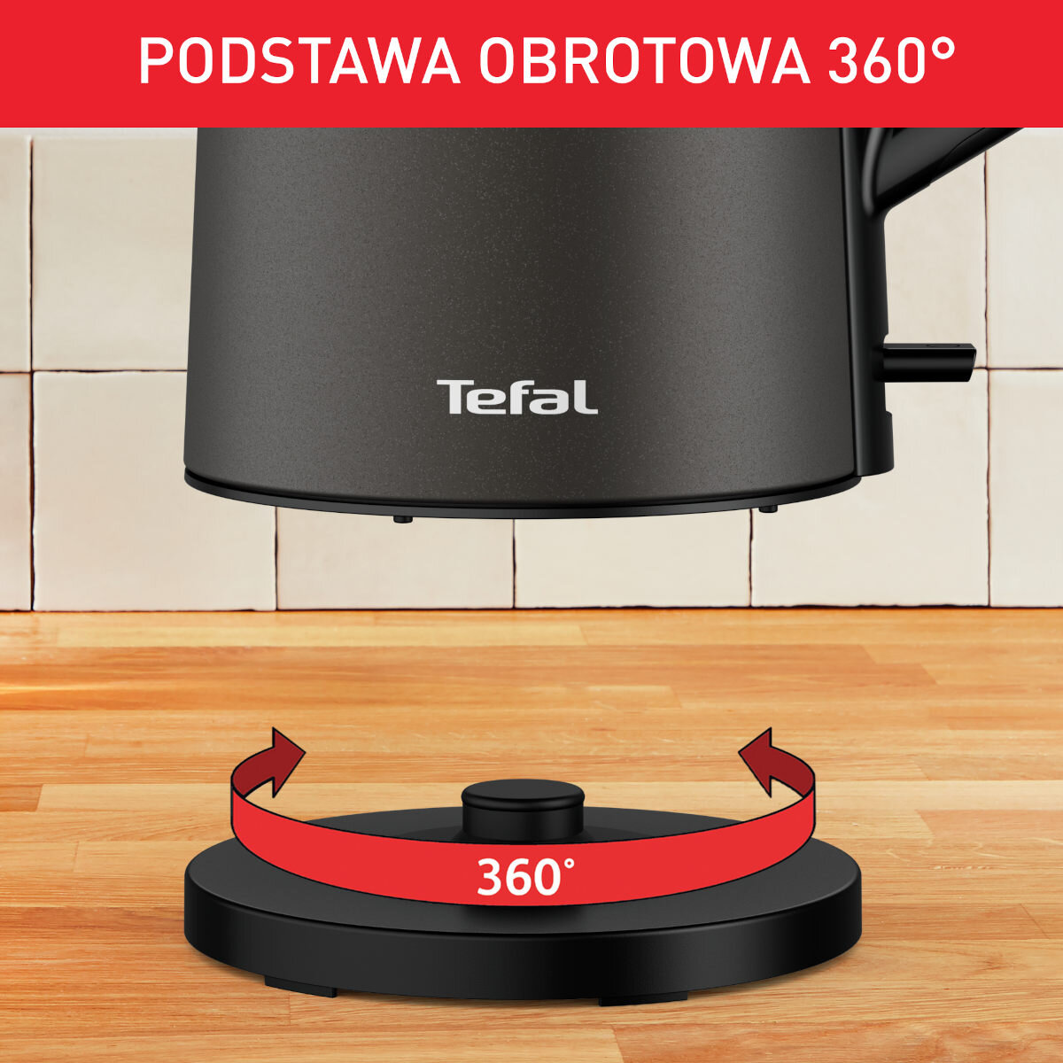 Czarny czajnik elektryczny na czarnej podstawie, z czerwonym paskiem wskazującym obrót o 360 stopni.