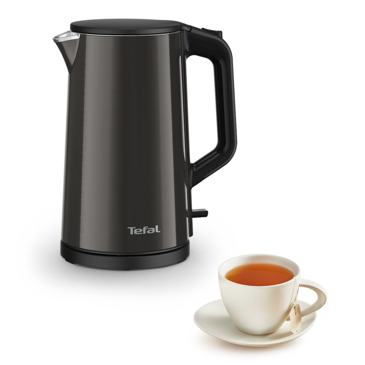 Czarny czajnik elektryczny z filiżanką herbaty na spodku, widoczna torebka herbaty.
