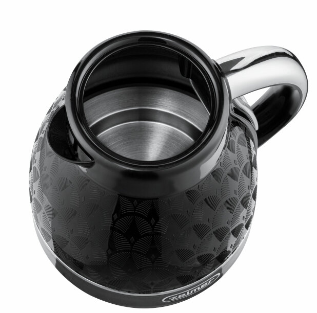 Czarny czajnik elektryczny z dekoracyjnym wzorem, widok z góry, czarny uchwyt.