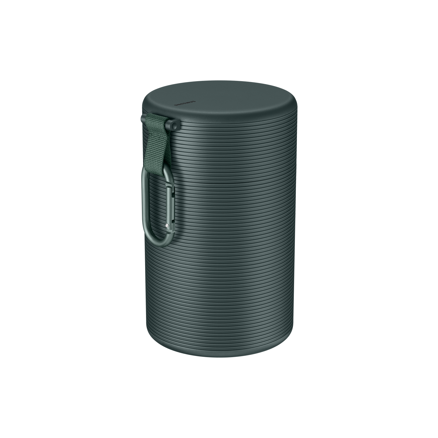 Donkergroene cilindrische luidspreker met een karabijnhaak en groene riem. Zwarte achtergrond.