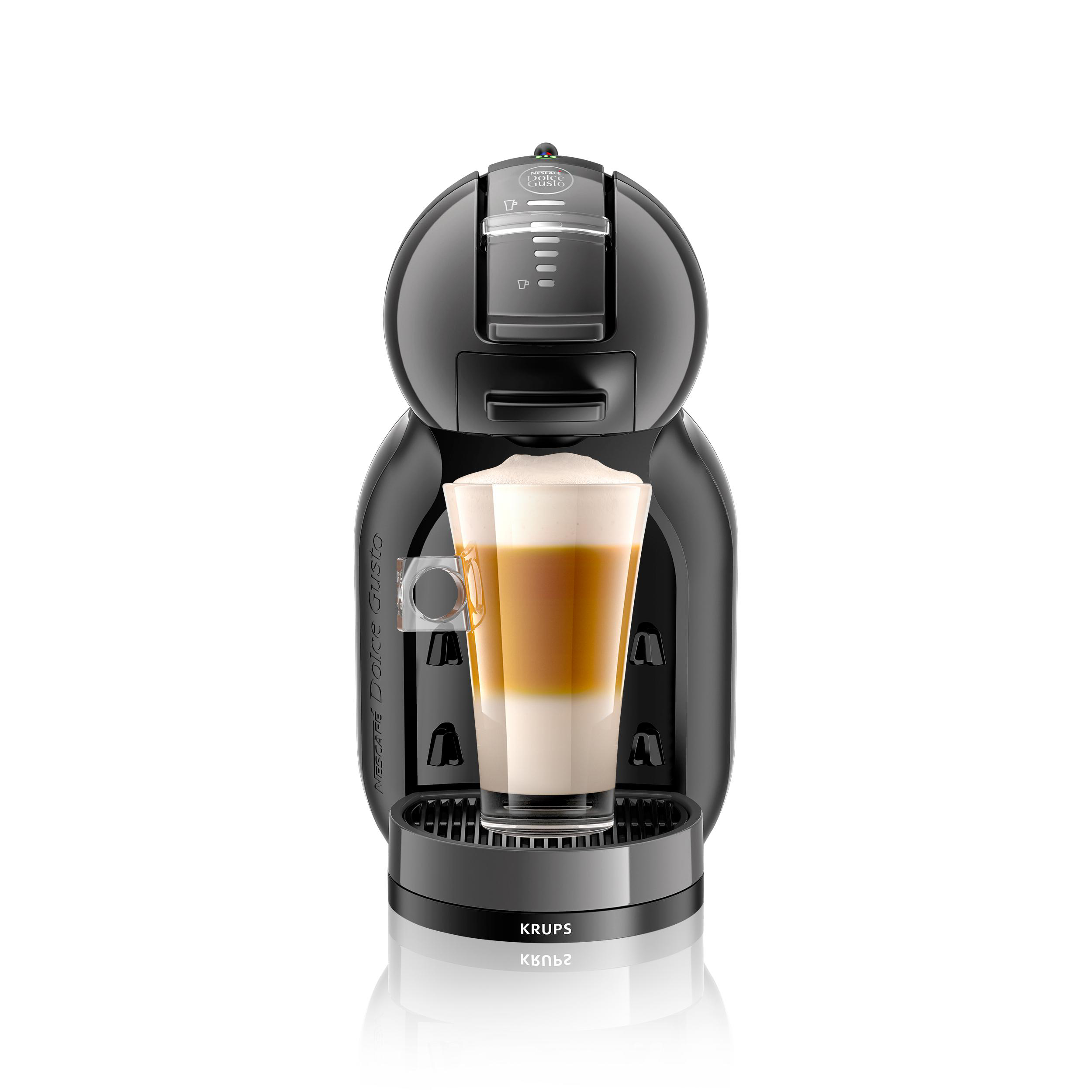 Eine schwarze Krups Dolce Gusto Kaffeemaschine mit einem Glas geschichteten Kaffees, auf weißer Oberfläche.