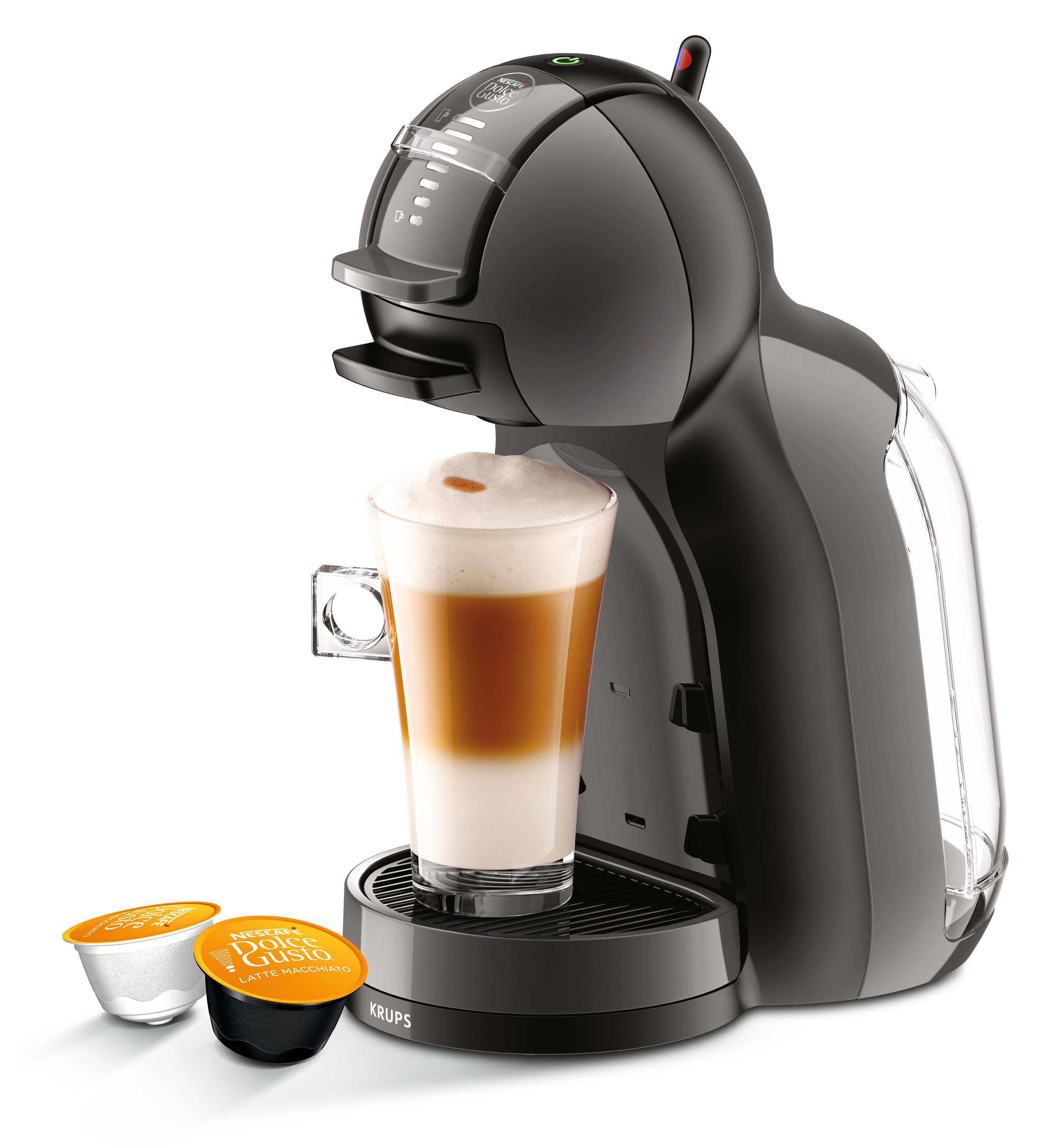 Schwarze Kaffeemaschine mit einem Glas Latte Macchiato. Zwei Kaffeepads neben der Maschine. Weißer Hintergrund.