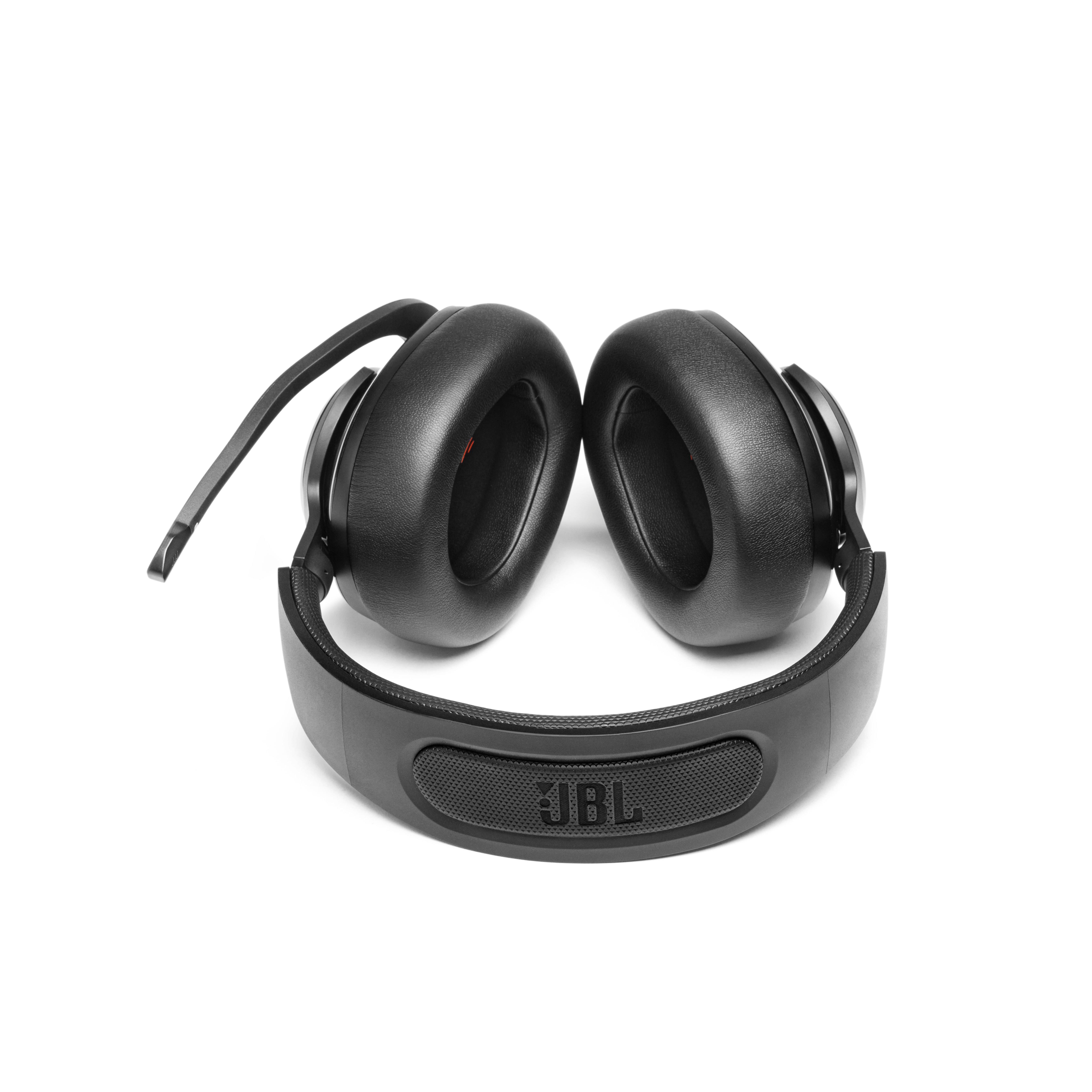 Schwarzer JBL Kopfhörer auf weißem Grund. JBL Logo auf dem Bügel sichtbar.