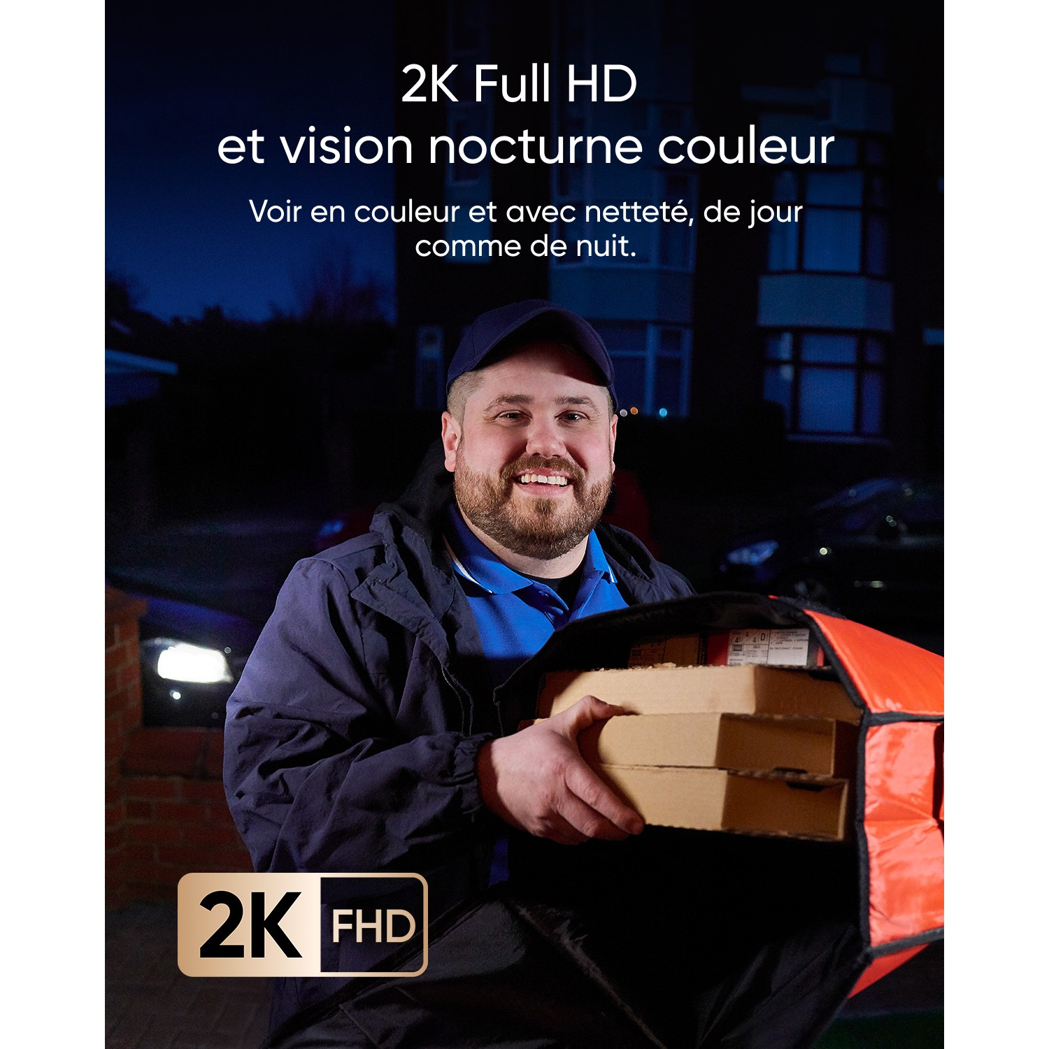 Un livreur avec des boîtes à pizza, souriant, et une scène de nuit avec du texte sur 2K Full HD.