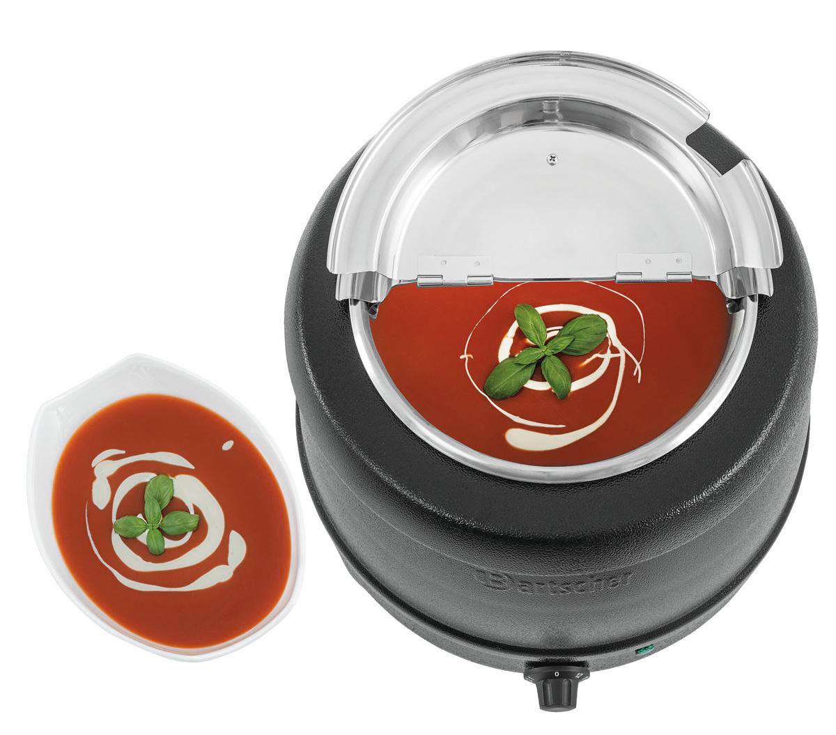 Suppenwärmer mit Tomatensuppe und Basilikum. Eine Schüssel Suppe links. Weißer Hintergrund.