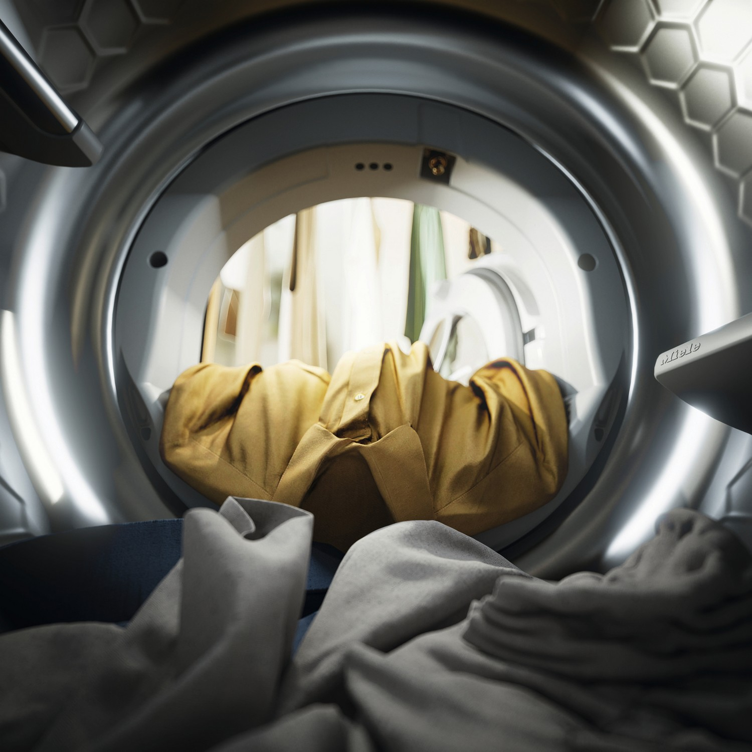 In een wasmachine, geel overhemd en andere kleding.