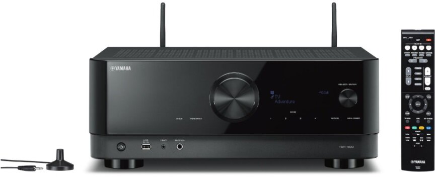 Czarny odbiornik z pilotem. Odbiornik i pilot na białej powierzchni. Anteny i akcesoria.