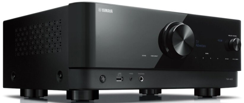 Czarny odbiornik Yamaha, z przyciskami, pokrętłami i portem USB z przodu.