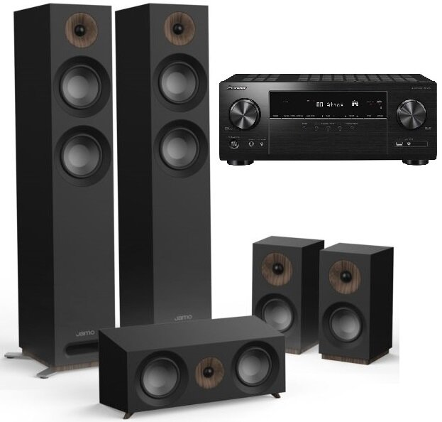 Zestaw czarnych głośników, w tym wysokie głośniki podłogowe i odbiornik, na białym tle.