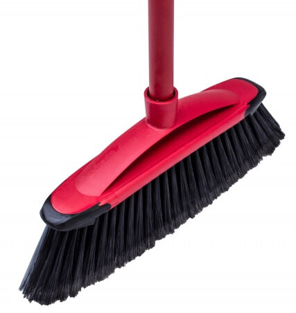 Czerwona miotła z czarnym włosiem na białym tle.