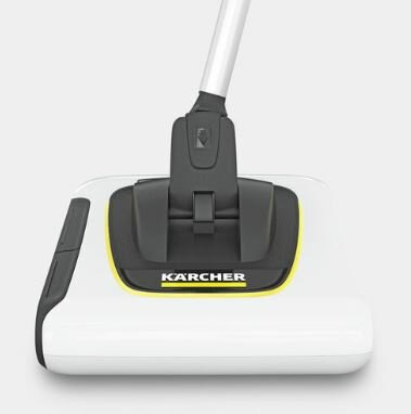Biało-żółta zamiatarka Kärcher z czarnymi detalami. Białe tło.