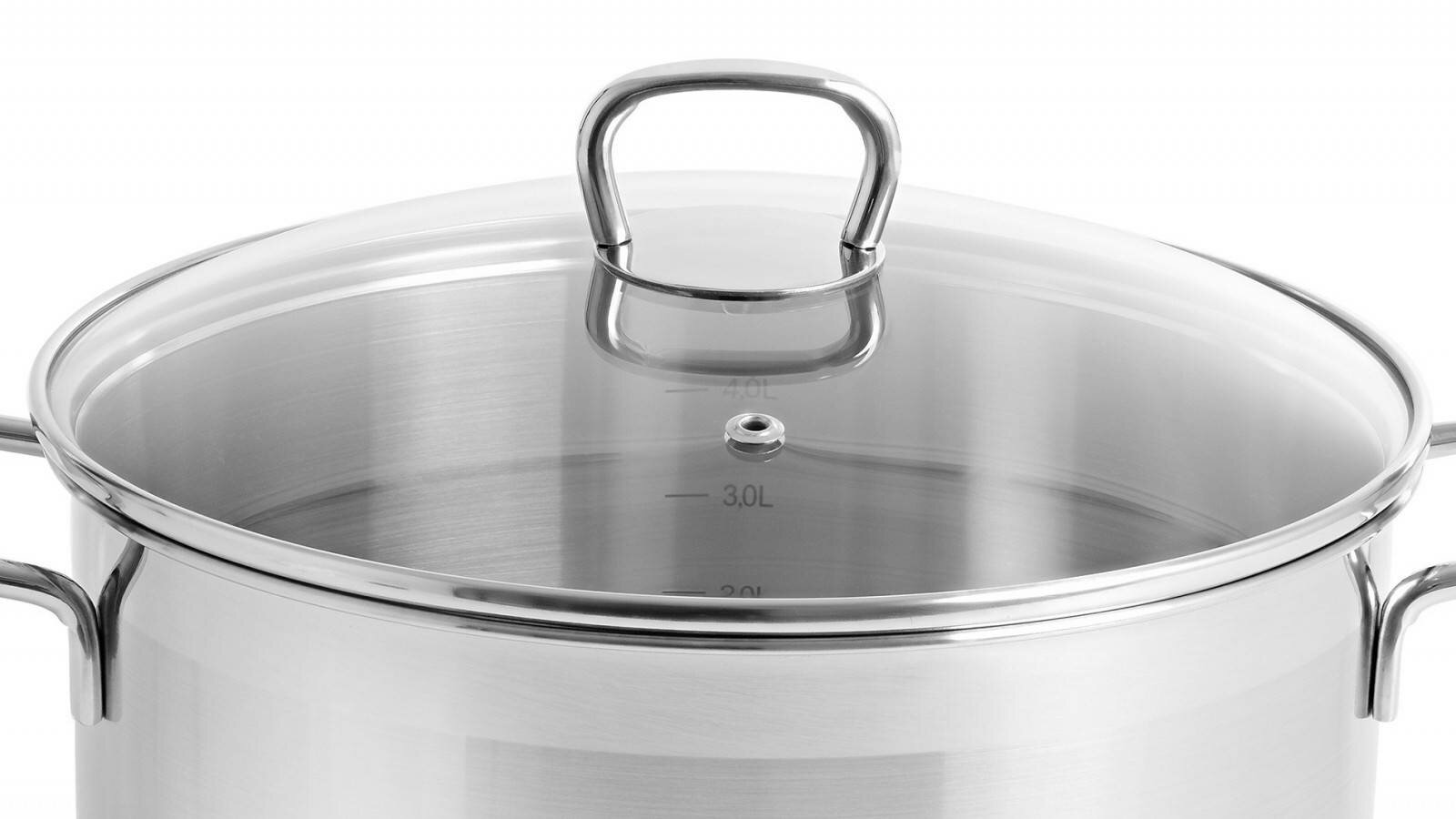Zbliżenie garnka ze stali nierdzewnej z przezroczystą pokrywką i uchwytem na górze.