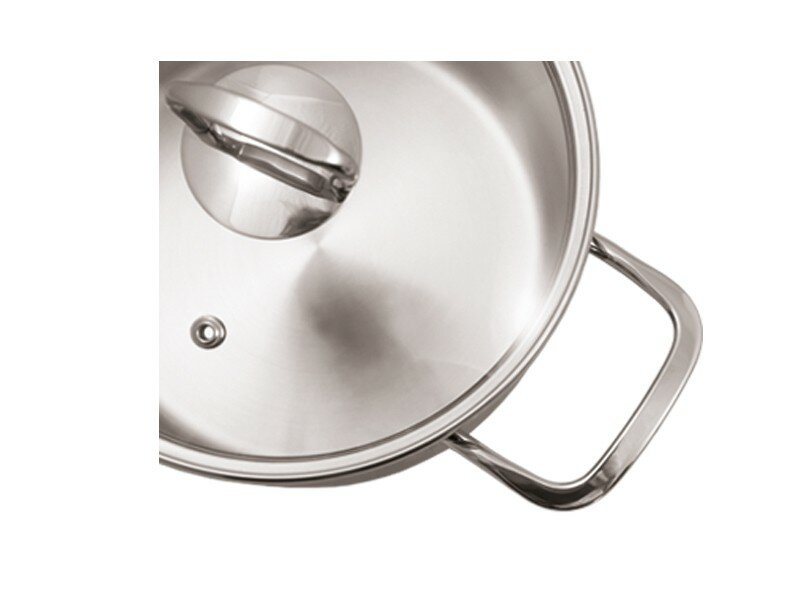 Zbliżenie garnka ze stali nierdzewnej ze szklaną pokrywką i zakrzywionym uchwytem.