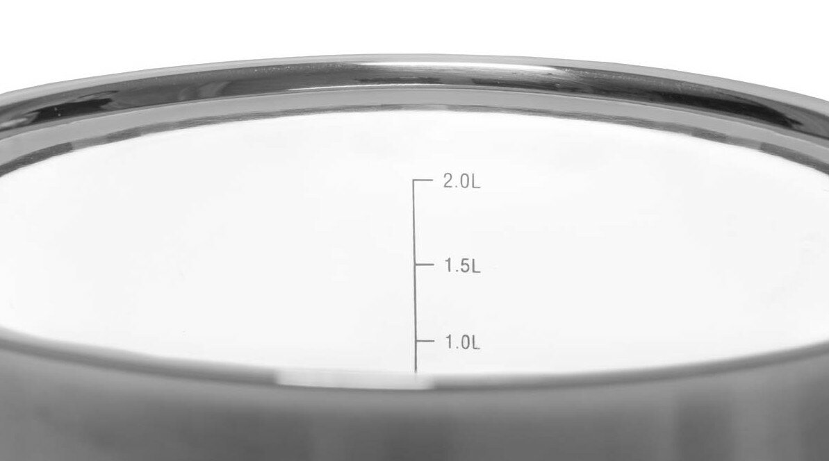 Zbliżenie czajnika ze wskaźnikami poziomu wody. Stal nierdzewna i przezroczysty plastik.