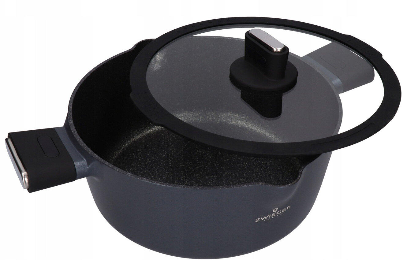 Sylwetka osoby trzymającej czarno-srebrną suszarkę do włosów.