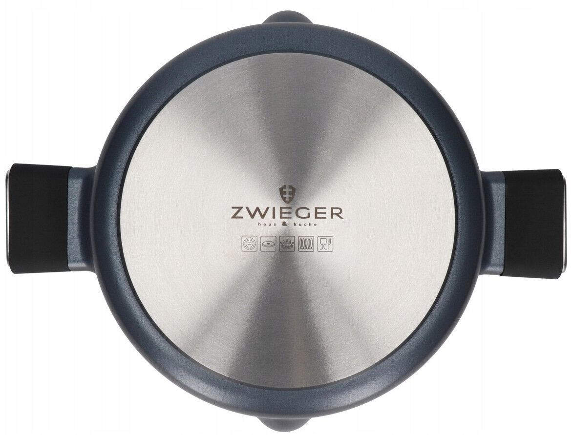 Spód ciemnoniebieskiego garnka z uchwytami. Widoczne logo Zwieger.