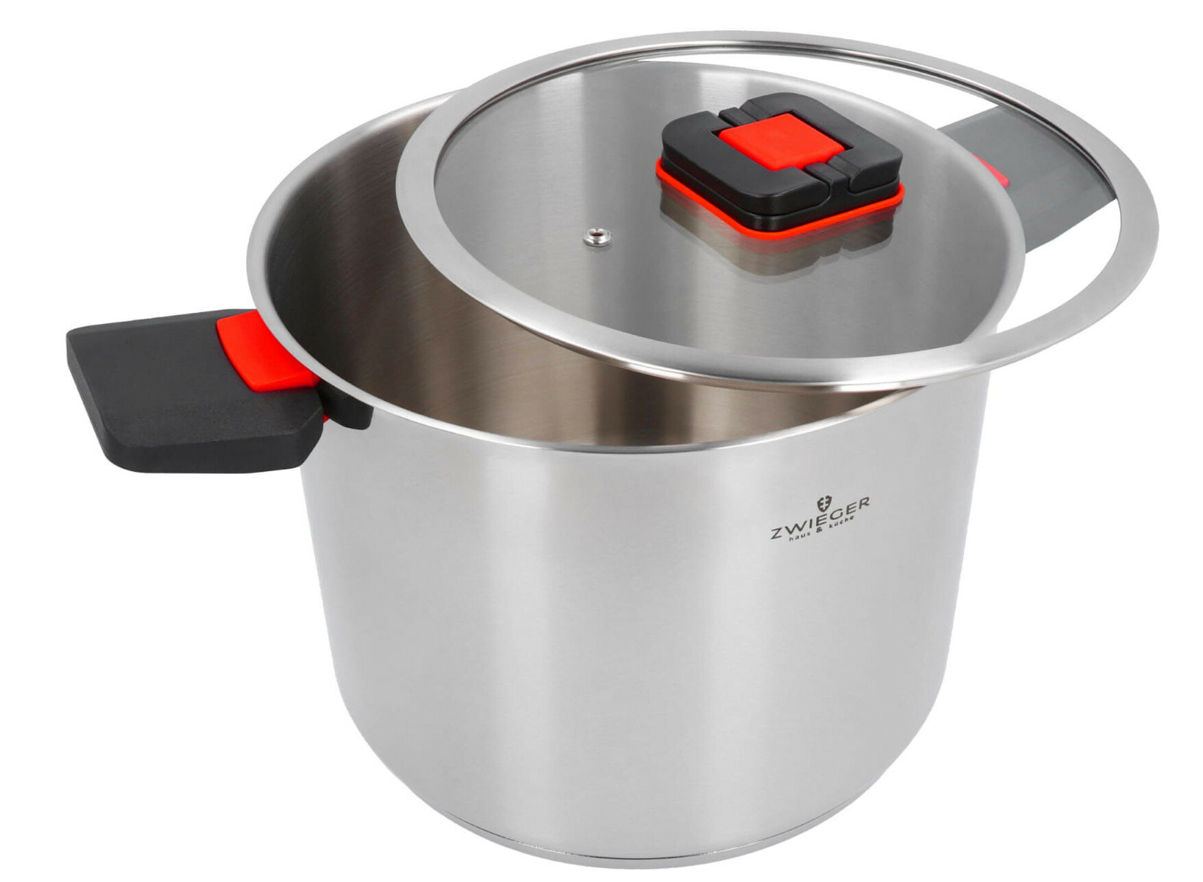 Garnek ze stali nierdzewnej z lekko otwartą szklaną pokrywką. Czarny i czerwony uchwyt. Białe tło.