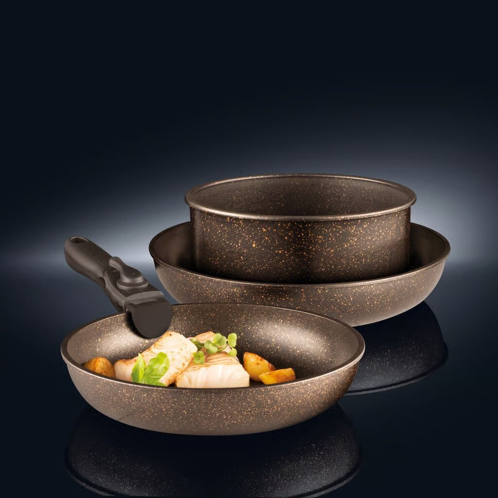 Patelnie z jedzeniem. Jedna ma rybę i ziemniaki.