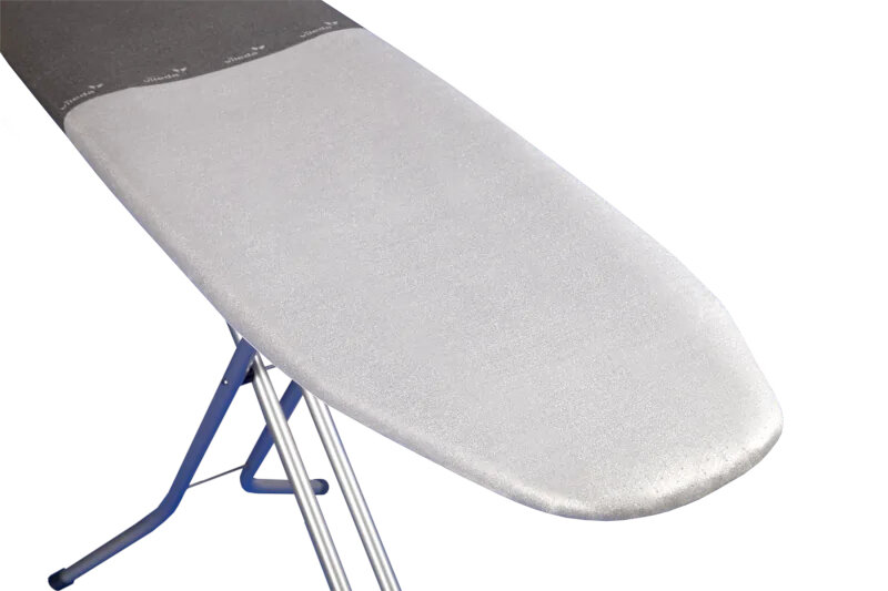 Deska do prasowania z szarą, wyściełaną powierzchnią i metalowymi nogami, na białym tle.