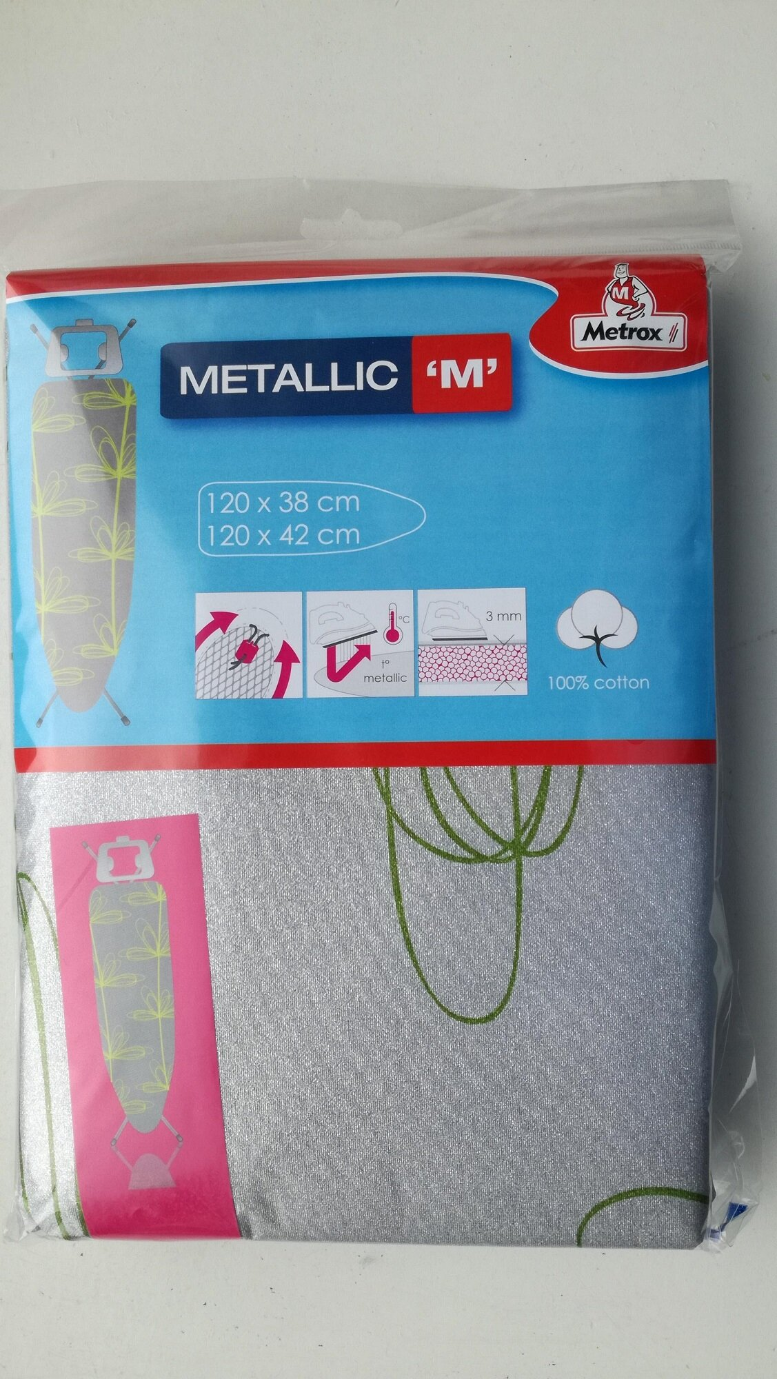 Metalowy pokrowiec na deskę do prasowania w plastikowym opakowaniu. Pokazuje wymiary i materiał.