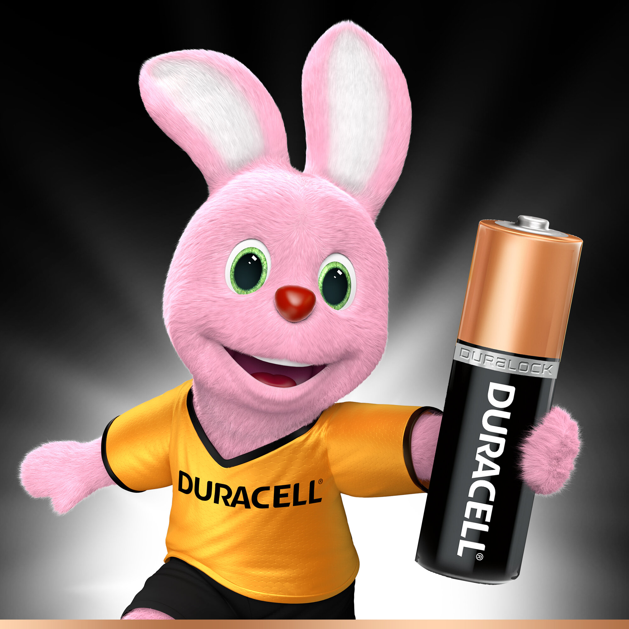 Królik Duracell trzymający baterię Duracell na rozmytym tle.