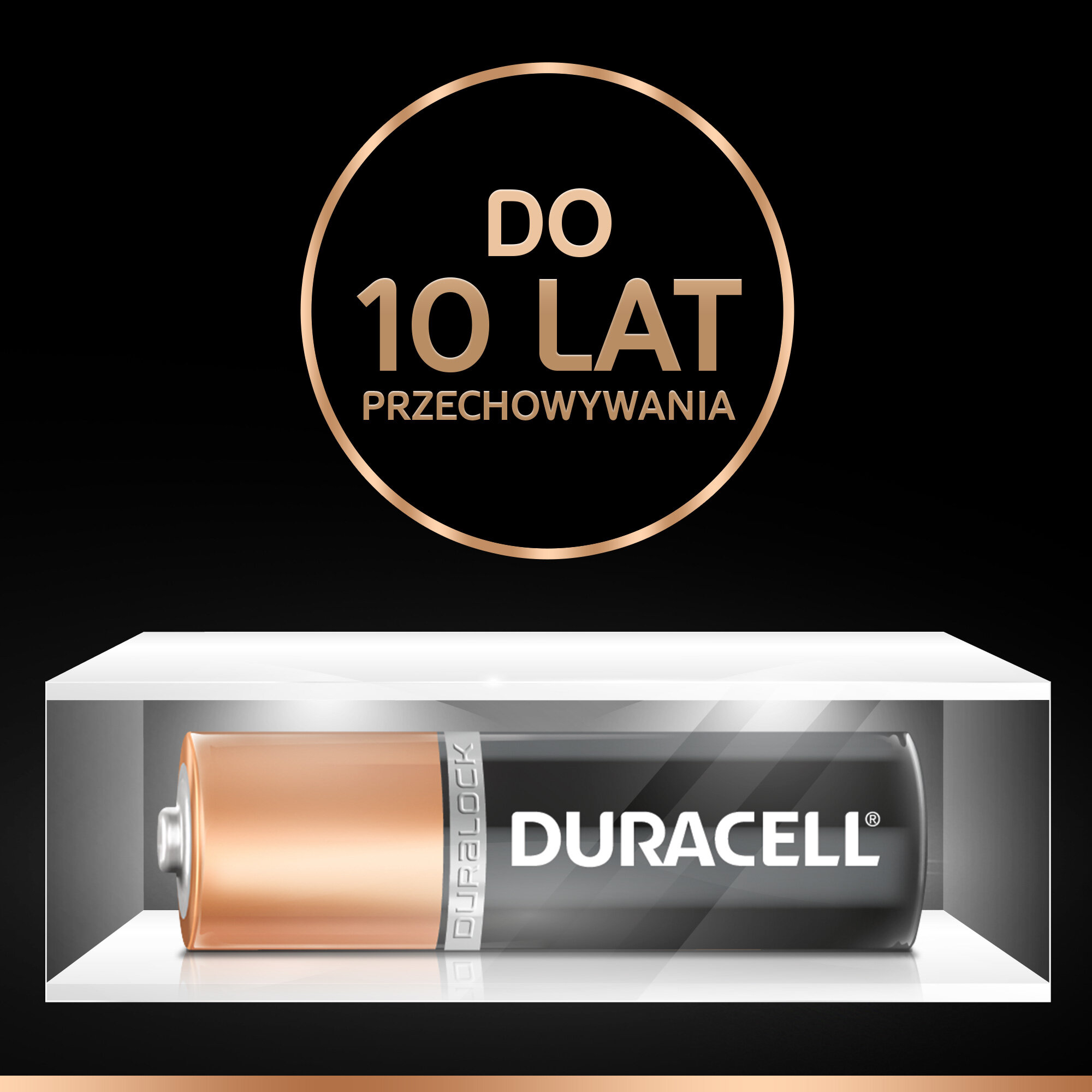 Bateria Duracell na białej półce, z napisem 'DO 10 LAT PRZECHOWYWANIA'.