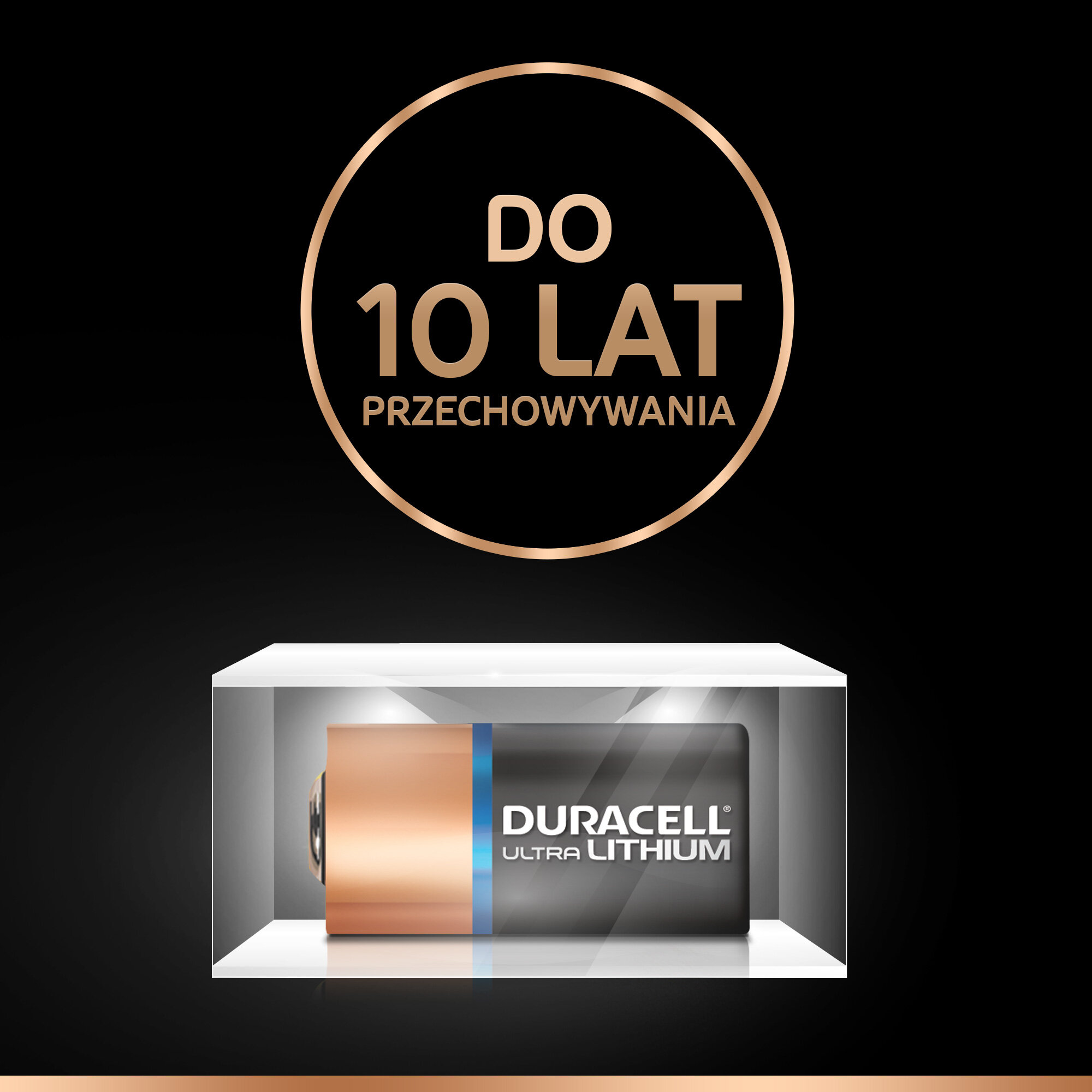 Bateria Duracell na białej półce, ze złotym okręgiem i tekstem powyżej. Tło jest czarne.
