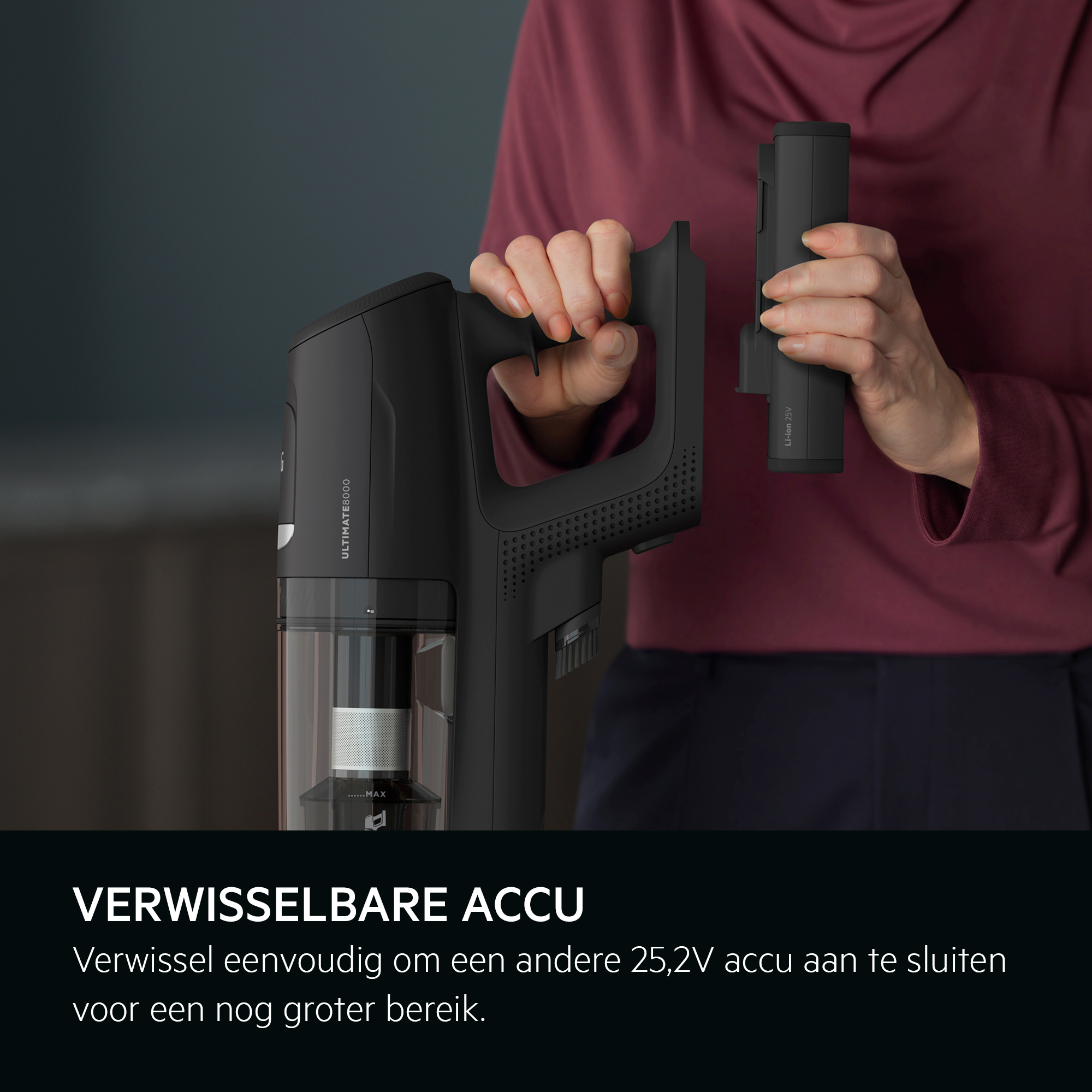 A person holding a black vacuum cleaner with a removable battery. Gray background. Dutch text.