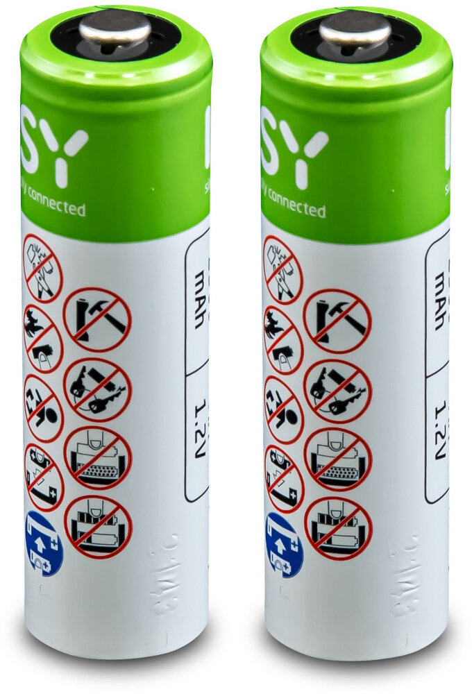 Dwie baterie AA, zielone wierzchy, białe korpusy z symbolami ostrzegawczymi, 1,2V, marka 'ISY'.